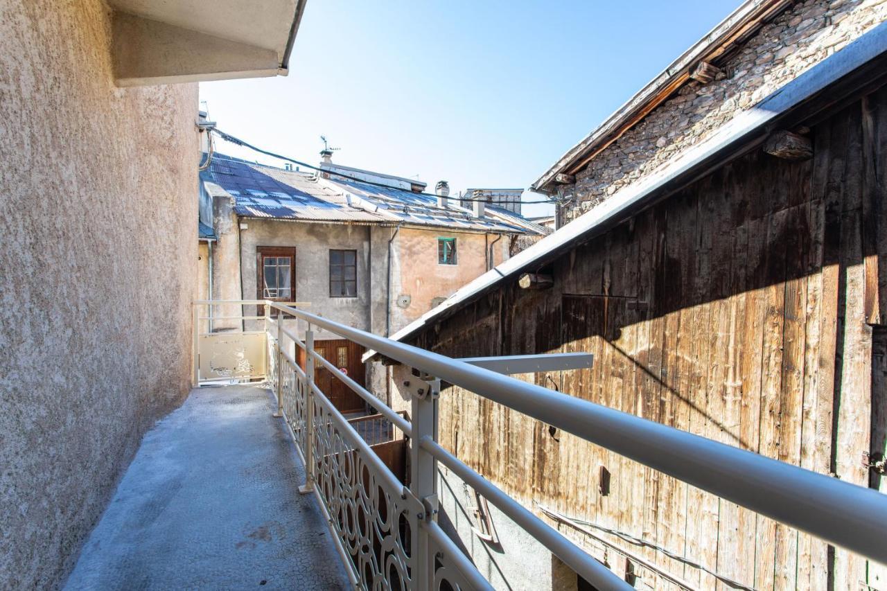 L'écureuil dans La vieille maison centre ville d'Embrun Exterior foto